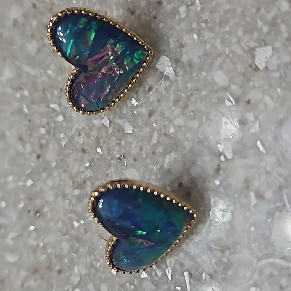 Heart post earring - Picture 2 of 4